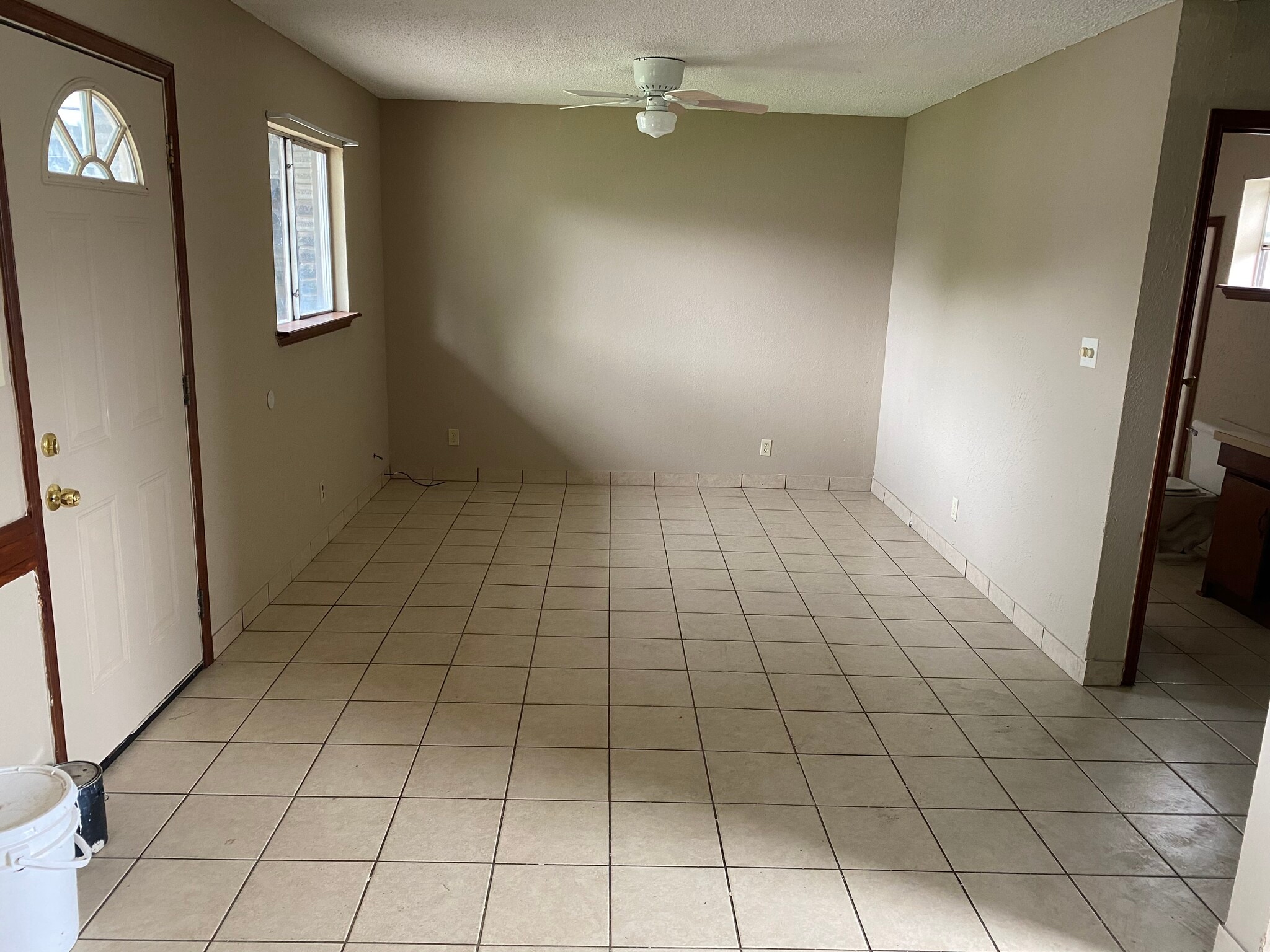 Building Photo - 985 N Iowa Ave