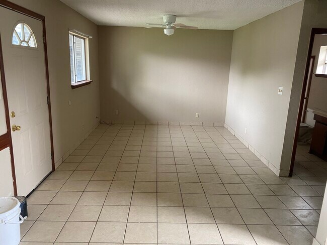 Building Photo - 985 N Iowa Ave