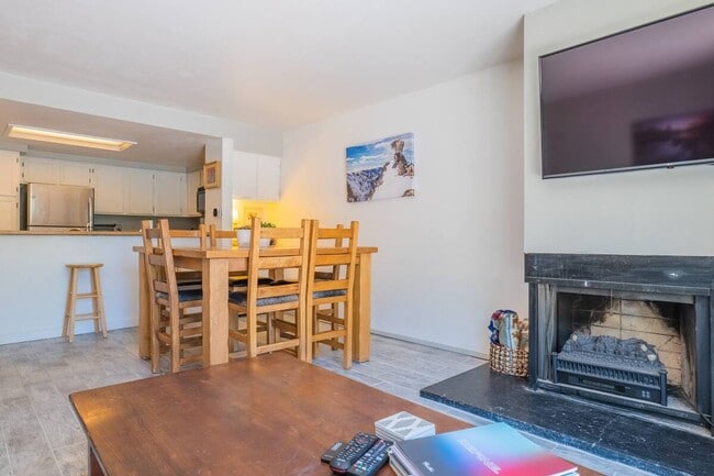 Building Photo - Walk to Main St and Gondola! Furnished!