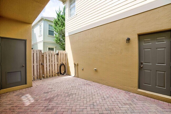 Building Photo - 158 W Thatch Palm Cir