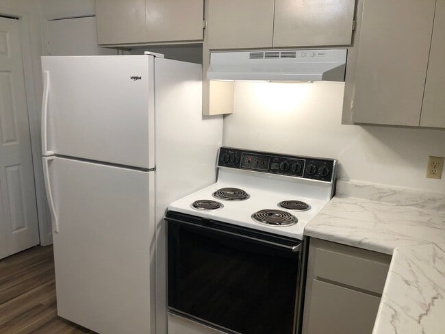 Building Photo - Updated single level 2 bedroom 1 bath duplex in Springfield!