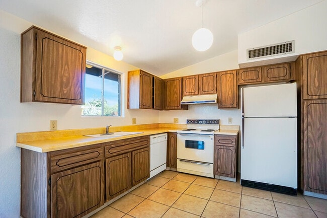 Building Photo - Northwest location,3 Bd/2 Bath, single carport, detached 2 car garage home