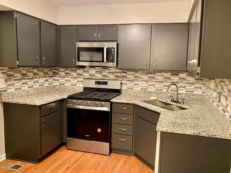 Building Photo - 2630 College Hill Cir