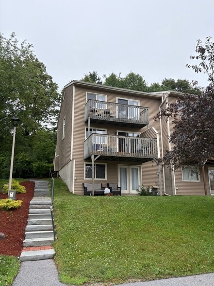 Building Photo - N1 Stonehedge Dr