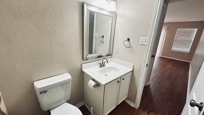 Building Photo - 5 Bedroom Home in Dover Subdivision!