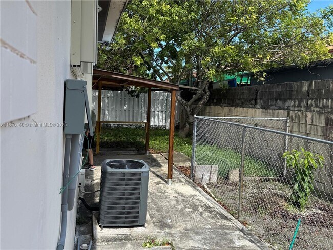 Building Photo - 713 SW 44th Ct