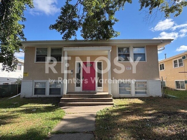 Building Photo - Move in Ready 2 Bedroom 1 Bath Unit in South Minneapolis