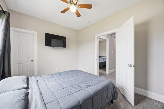 Building Photo - 9320 Coffee St