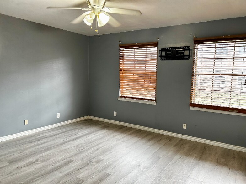 Building Photo - 305 Greenbriar St