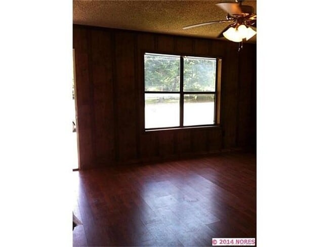 Building Photo - Comfortable living in this 3-bedroom, 1-bath home