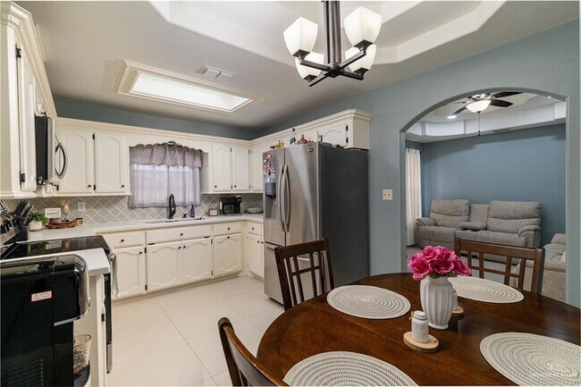 Building Photo - 1510 Arboledas Dr