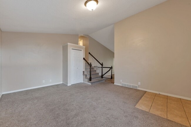Building Photo - Beautiful Pet Friendly 4 Bed, 3 Bath Farmi...