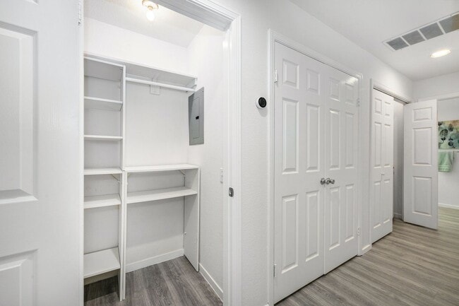 Building Photo - 658 Centre Ct