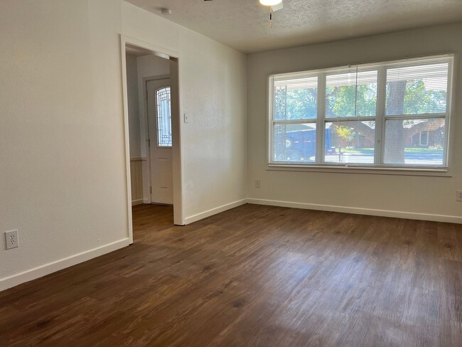 Building Photo - Newly Remodeled 3 bed 2 bath