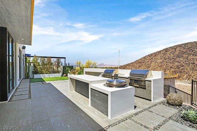Building Photo - 692 Scenic Cliff Dr