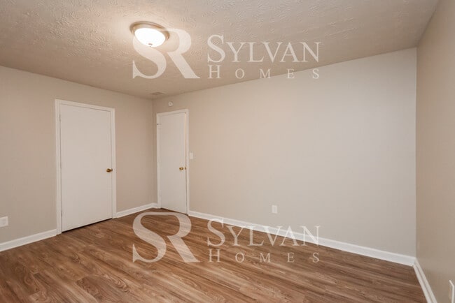 Building Photo - Cute, cozy and comfortable