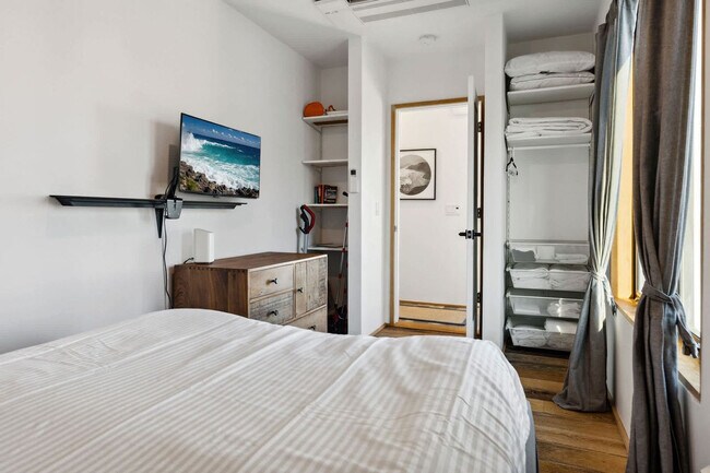 Building Photo - 10 Anchor St