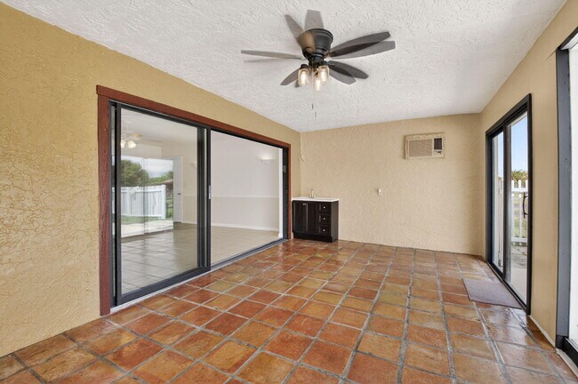 Building Photo - 10157 La Reina Rd