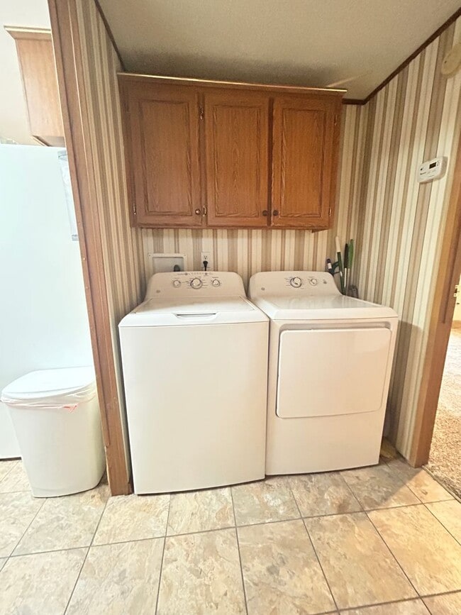 Building Photo - 3 Bed / 2 Bath  on One Acre – Garage Included