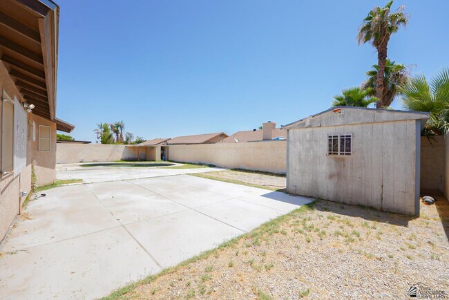 Building Photo - 1429 S Pagent Ave