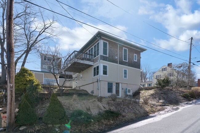Building Photo - Stunning 4 Bed 2.5 Bath Steps from Willards Beach