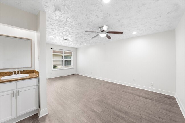 Building Photo - 1815 Millbury Dr