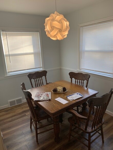Dinning area nook - 4302 Silsby Rd