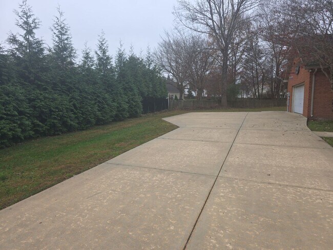 Building Photo - 2729 Churchill Dr