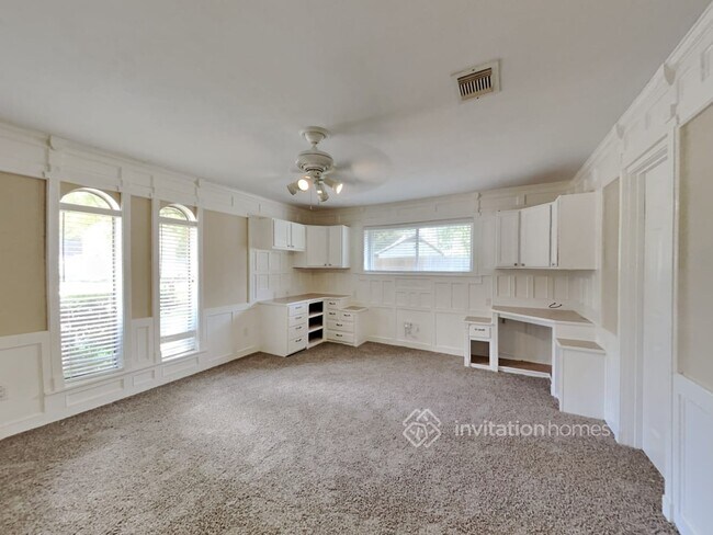 Building Photo - 230 Magic Oaks Dr