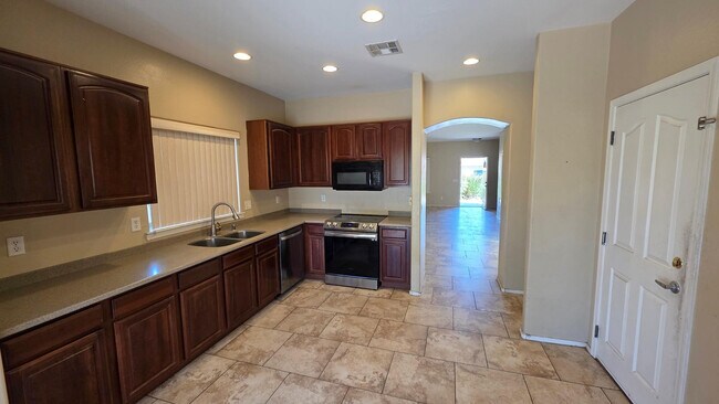 Building Photo - 6621 W Shaw Butte Dr