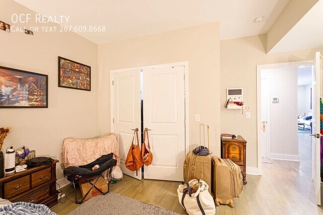 Building Photo - Graduate Hospital Three Bed Apartment