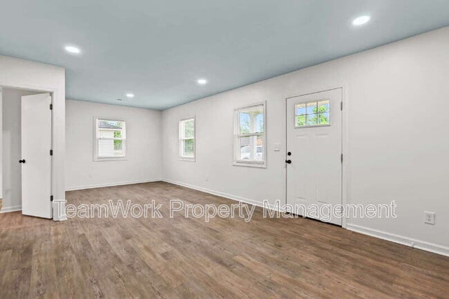Building Photo - 3107 Azalea Dr