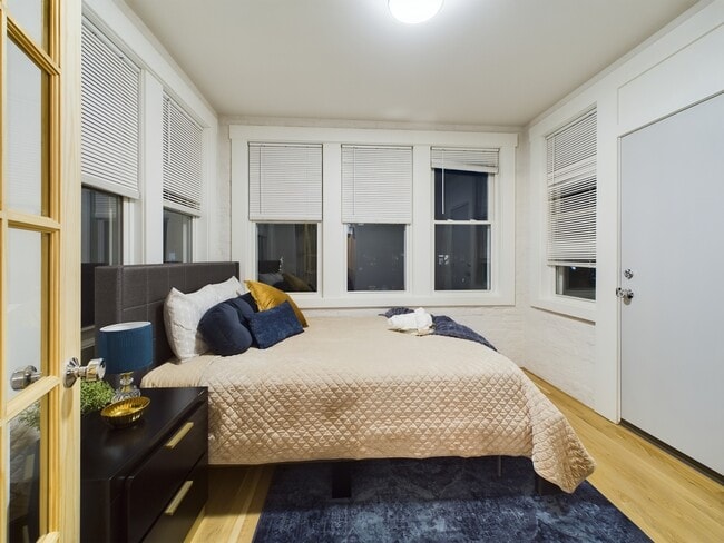 Building Photo - 2437 W Walton St