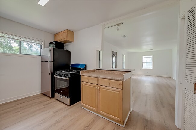 Building Photo - 2051 Santa Rosa St