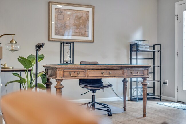 Building Photo - 586 Saint James Walk SE