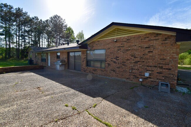 Building Photo - 4 Bed, 2 Bath Home in Ruston!