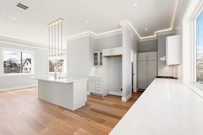 Building Photo - 308 Newton St