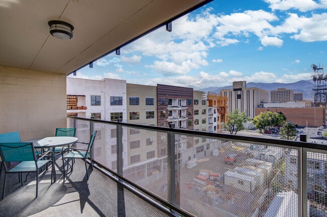 Building Photo - 417 E Kiowa St