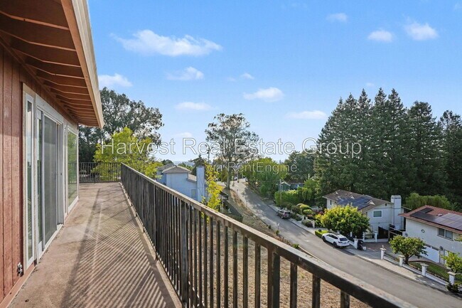 Building Photo - 2652 Hillcrest Ave