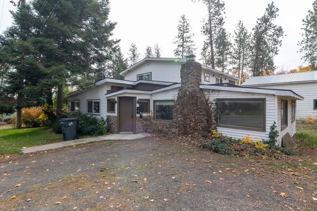 Building Photo - Charming 3 Bedroom 2 Bath House Near EWU!!