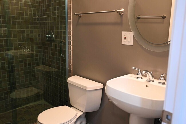 Building Photo - 529 N Racine Ave