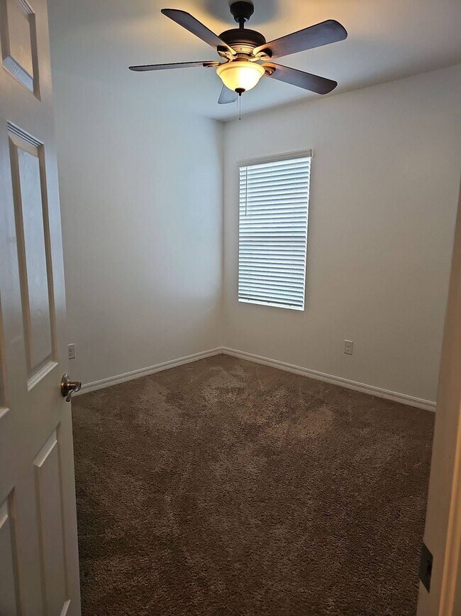 Building Photo - Nice 3 bed 2 bath 2 car garage single family home in Cape Coral with lawn care included.