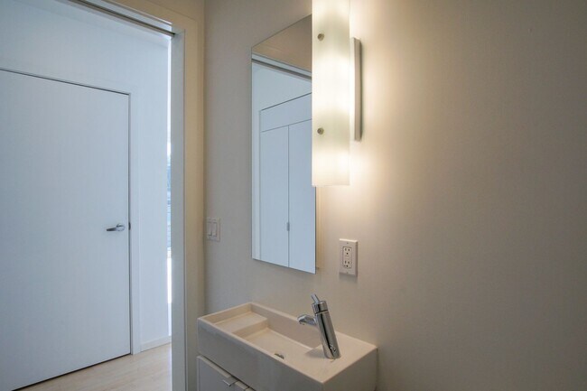 Building Photo - Modern 2nd Floor Studio with D/W & Washer/...