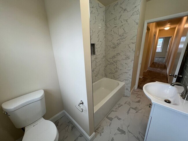 Building Photo - 955 E Main St