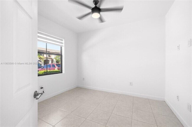 Building Photo - 10537 W 32nd Ln