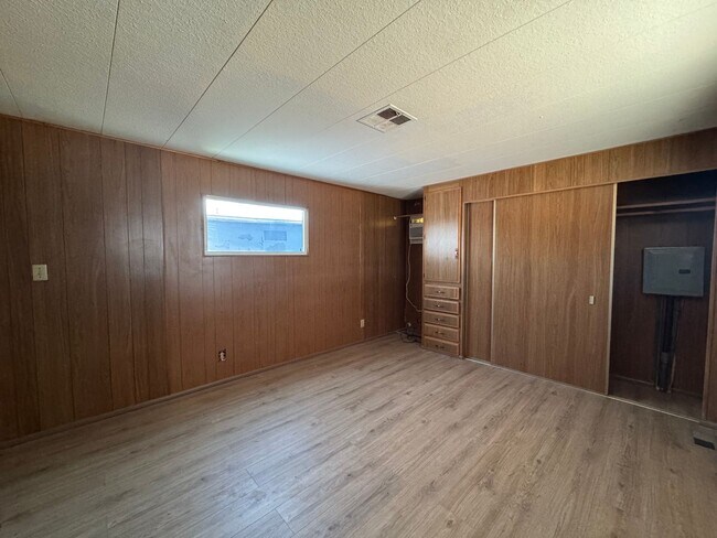 Building Photo - 384 Moser Ave