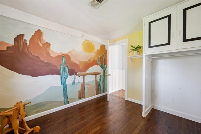 Building Photo - 2733 S Riverview Dr