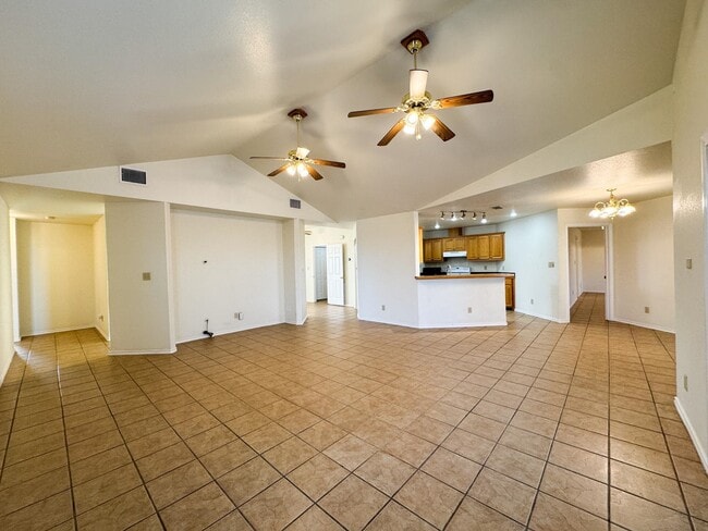 Building Photo - 123 La Paloma Dr