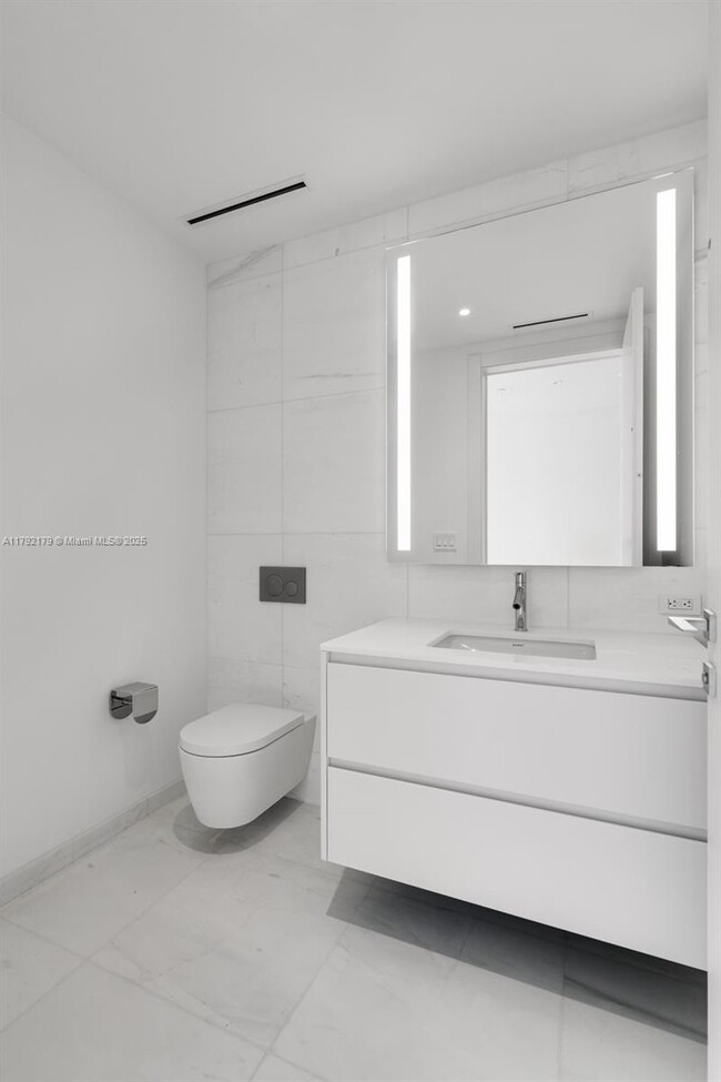 Building Photo - 300 Biscayne Blvd Way
