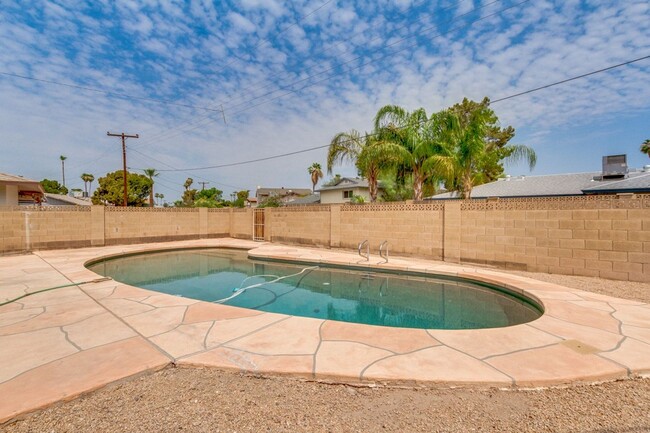 Building Photo - 5 BEDROOM TEMPE HOME WITH GREAT BACKYARD A...